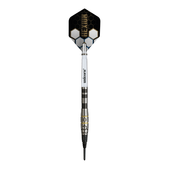 Unicorn Hexium Style 01 Czarno-złote miękkie lotki - 22 g Das Bild zeigt die Unicorn Hexium Style 01 Black & Gold Softdarts mit einem Gewicht von 22 Gramm. Die Darts zeichnen sich durch ihr schwarzes und goldenes Aussehen aus.