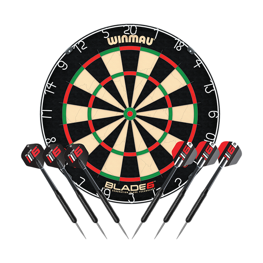 B6DSET_Winmau_Blade_6_Dartboard_Set_1z2qQ7ZtC9XHXC Das Bild zeigt das Winmau Blade 6 Dartboard Set mit zwei Sets Winmau Steeldarts. Die Dartscheibe ist rund und es sind insgesamt sechs Steeldarts abgebildet.