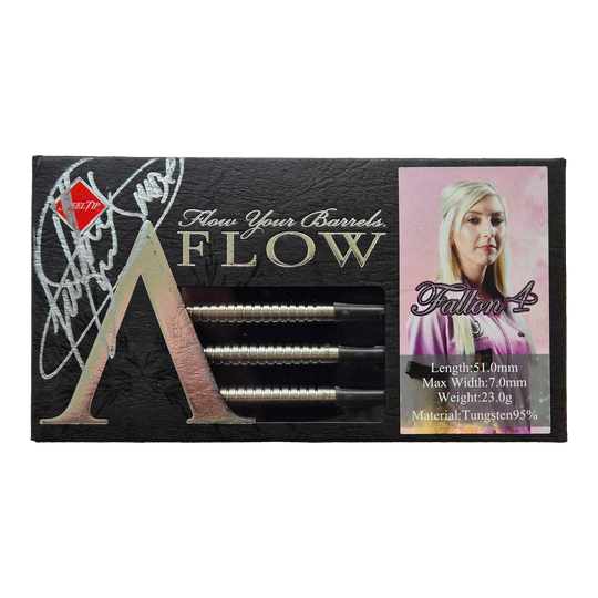 Die Verpackung zeigt drei Steeldarts der Marke "Dynasty Fallon Sherrock 4 AFlow" mit Autogramm. Rechts ist ein Bild einer Frau sowie Informationen zu Gewicht, Länge und Material der Darts zu sehen.