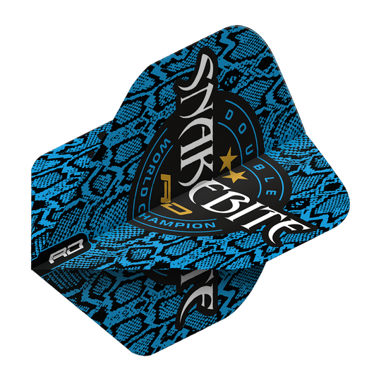 Das Bild zeigt einen blauen Dartflight mit Schlangenhautmuster und der Aufschrift "Snakebite Double World Champion". Das Design enthält außerdem zwei goldene Sterne und stilisierte Schriftzüge.