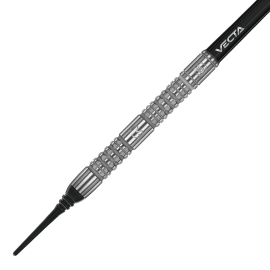 2431_Winmau_Michael_Van_Gerwen_MvG_Absolute_Softdarts_22AtMaPipzGeG4 Das Bild zeigt einen Winmau Michael Van Gerwen MvG Absolute Softdart. Der Dart hat ein silbernes Barrel mit eingraviertem Muster und einem schwarzen Schaft.