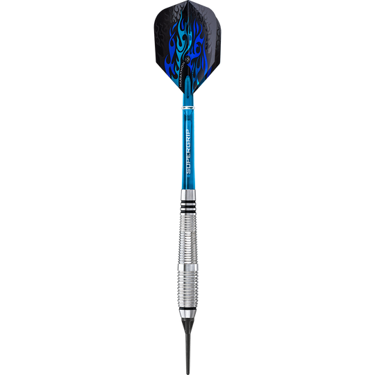 HA13968_Harrows_Blaze_Style_A_Softdarts_1T0ANvpxE99ZeQ Das Bild zeigt einen Harrows Blaze Style A Softdart mit einem Gewicht von 18g. Der Dart hat ein silbernes Griffstück, einen blauen Schaft und schwarze Flights mit blauem Flammenmuster.