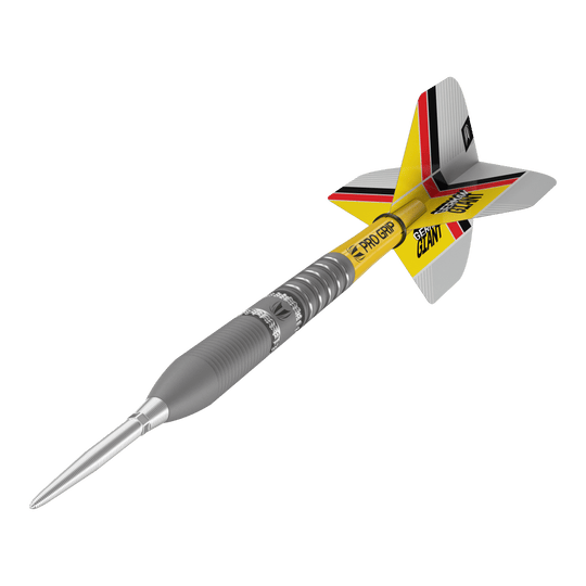 Stalowe lotki Target Gabriel Clemens GEN2 Swiss Point Das Bild zeigt einen modernen Steeldartpfeil mit silberner Spitze und einem gelb-schwarzen Schaft. Die Flights sind mit roten, schwarzen und gelben Streifen verziert und tragen die Aufschrift "GERMAN GIANT".