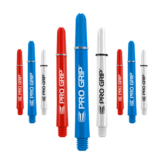 Uchwyty Target Pro Grip Shafts – 3 zestawy – czerwony, niebieski, biały Das Bild zeigt neun Dart-Shafts in den Farben Blau, Rot und Weiß. Auf jedem Shaft steht der Schriftzug "PRO GRIP" mit einem kleinen Logo darunter.