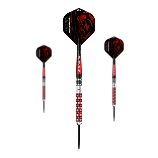 Auf dem Bild sind drei Steeldarts des Modells "Mission Roman Benecky Black Red" mit einem Gewicht von 24g zu sehen. Die Darts haben ein schwarzes und rotes Design mit einem Löwenmotiv auf den Flights.