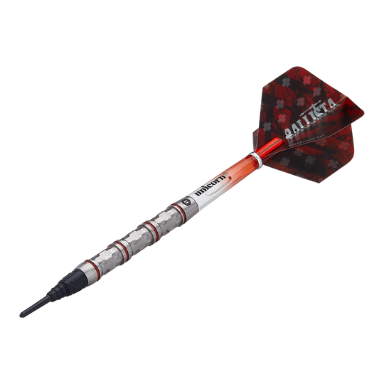 Unicorn Ballista Style 4 miękkie lotki Das Bild zeigt einen Softdart der Marke Unicorn, Modell Ballista Style 4. Der Dartpfeil hat einen silbernen Schaft mit roten Akzenten und eine rot-schwarze Flights mit der Aufschrift "BALLISTA".