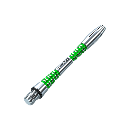 Auf dem Bild ist ein Winmau Triad Aluminium Shaft in Grün zu sehen. Das Produkt besteht aus silbernem Aluminium mit grünen Akzenten und dem Schriftzug "TRIAD".