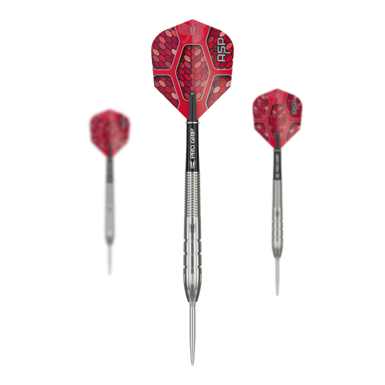 Stalowe lotki Target Nathan Aspinall GEN1 Swiss Point Auf dem Bild sind drei Steeldarts des Modells "Target Nathan Aspinall GEN1 Swiss Point" zu sehen. Die Darts haben silberne Spitzen und Schäfte sowie rote Flights mit Schuppenmuster.