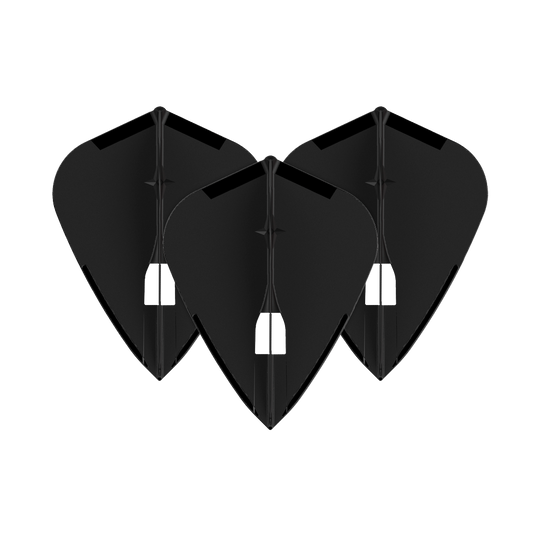 Das Bild zeigt drei schwarze Dartflights in einer speziellen Kite-Form. Sie sind nebeneinander angeordnet und haben eine glatte, einfarbige Oberfläche.