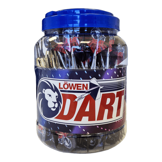 Das Bild zeigt ein großes Plastikgefäß mit einem blauen Deckel, das mit vielen Soft-Tip-Darts gefüllt ist. Auf dem Behälter steht die Aufschrift "Löwen Dart" und das Produkt heißt "99 Löwen Soft-Tip Darts - 18g".