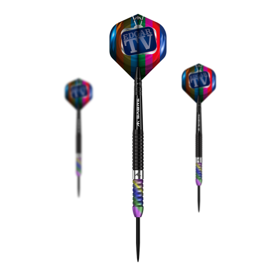 Misja Matt Edgar Steeldarts Das Bild zeigt drei Steeldarts des Produkts „Mission Matt Edgar Steeldarts“. Die Flights der Darts sind bunt und tragen den Aufdruck „Edgar TV“.