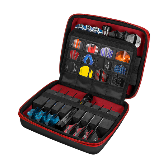 Portfel Mission Luxor Dart Das Bild zeigt ein geöffnetes Dart-Set in einer schwarzen und roten Hülle. Darin sind mehrere Darts und verschiedene Dart-Flights ordentlich verstaut.