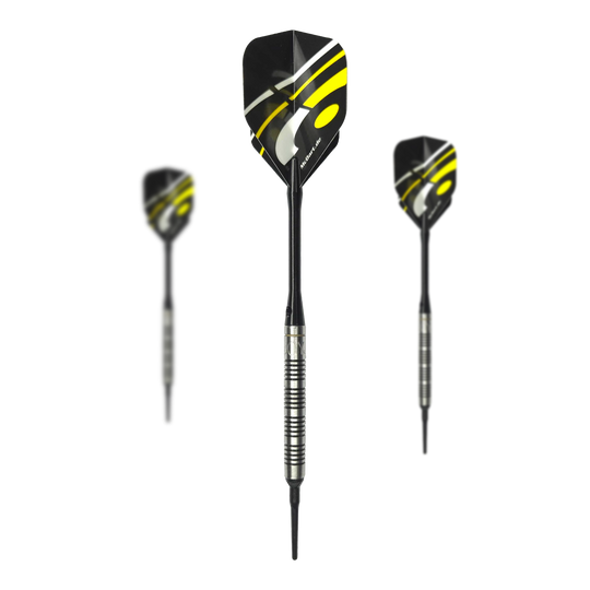Softdarts McDart 85 Tungsten V17 - 16,5g Auf dem Bild sind drei Softdarts des Modells "McDart 85er Tungsten V17" mit einem Gewicht von 16,5g zu sehen. Die Darts haben schwarze Flights mit gelben und weißen Akzenten sowie silberne, gerillte Barrels.