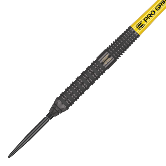 Stalowe lotki Target Bolide Void 02 Swiss Point Das Bild zeigt den Target Bolide Void 02 Swiss Point Steeldart. Der Dart hat ein schwarzes Griffstück mit feinen Rillen und einer gelben „Pro Grip“-Beschriftung am Schaft.