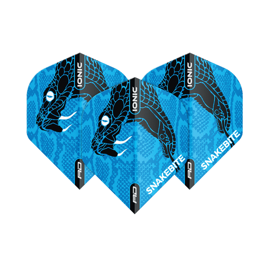 TF6569_Red_Dragon_Hardcore_Ionic_Snakebite_Blue_Head_Standard_Flights_1Lry6DaSb3K4zr Auf dem Bild sind drei blaue Dart-Flights mit einem schwarzen Schlangenkopf-Design zu sehen. Auf den Flights stehen die Worte „IONIC“ und „SNAKEBITE“.