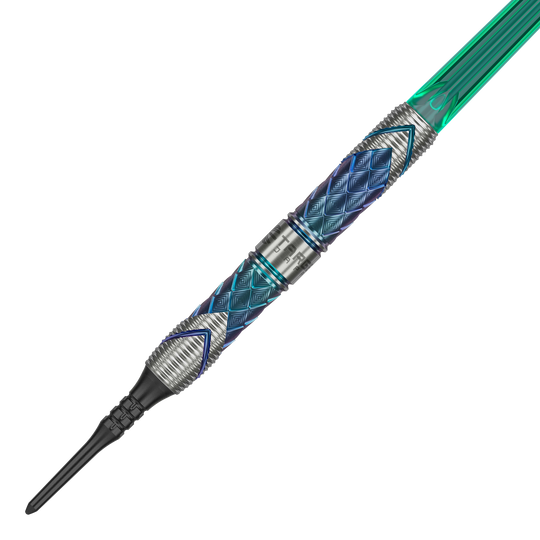 Das Bild zeigt einen Softdart der Marke Target Japan aus der Kaze Series, Modell Ceros 03 mit 19g Gewicht. Der Dartpfeil hat ein auffälliges, diamantförmiges Muster in Blau und Silber sowie einen grünen Schaft.