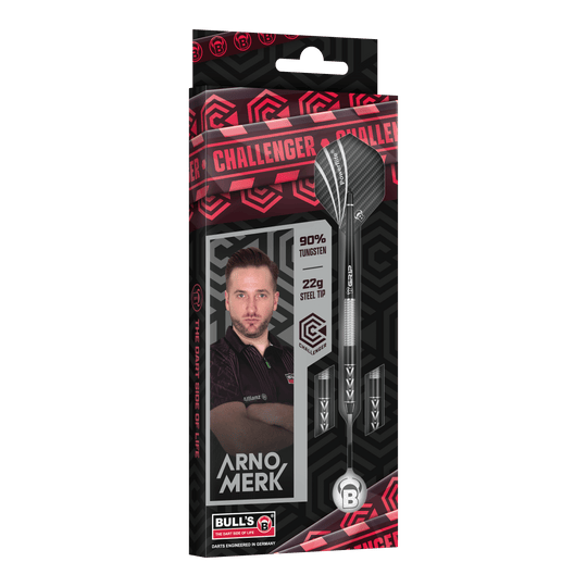 Die Abbildung zeigt die Verpackung der „Bulls Challenger Arno Merk Steeldarts - 22g“. Auf der Verpackung sind der Dartspieler Arno Merk, die Darts sowie die Angaben „90% Tungsten“ und „22g Steel Tip“ zu sehen.