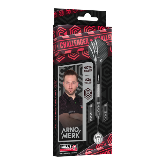 Rzutki stalowe Bulls Challenger Arno Merk - 22g Die Abbildung zeigt die Verpackung der „Bulls Challenger Arno Merk Steeldarts - 22g“. Auf der Verpackung sind der Dartspieler Arno Merk, die Darts sowie die Angaben „90% Tungsten“ und „22g Steel Tip“ zu sehen.