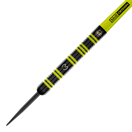 Stalowe rzutki Winmau Michael Van Gerwen 85 Pro-Series Das Bild zeigt einen Winmau Michael Van Gerwen 85 Pro-Series Steeldart. Der Dart ist schwarz mit auffälligen gelb-grünen Ringen und hat das MVG-Logo eingraviert.