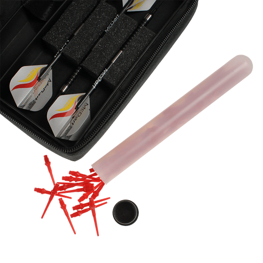 705_McDart_Tasche_Klein_6 Die Abbildung zeigt das Produkt "McDart Tasche Klein", in dem mehrere Dartpfeile sicher aufbewahrt werden. Daneben liegt ein Röhrchen mit vielen roten Spitzen.