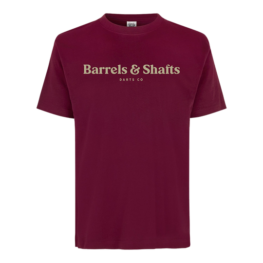 Dieses T-Shirt ist bordeauxrot und hat einen Rundhalsausschnitt. Auf der Vorderseite steht in großer Schrift "Barrels & Shafts" und darunter kleiner "Darts Co".