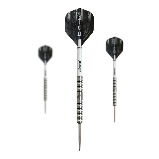 Unicorn Callan Rydz The Riot Phase 2 stalowe lotki Das Bild zeigt drei Steeldarts des Produkts „Unicorn Callan Rydz The Riot Phase 2“. Die Darts haben silberne Spitzen, weiße Schäfte und schwarze Flights mit Aufschrift.