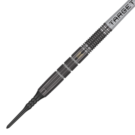 Das Bild zeigt einen Target Nathan Aspinall X Echo Softdart mit einem Gewicht von 18g. Der Dart ist schwarz und silber und hat das Wort "TARGET" auf dem Flight stehen.