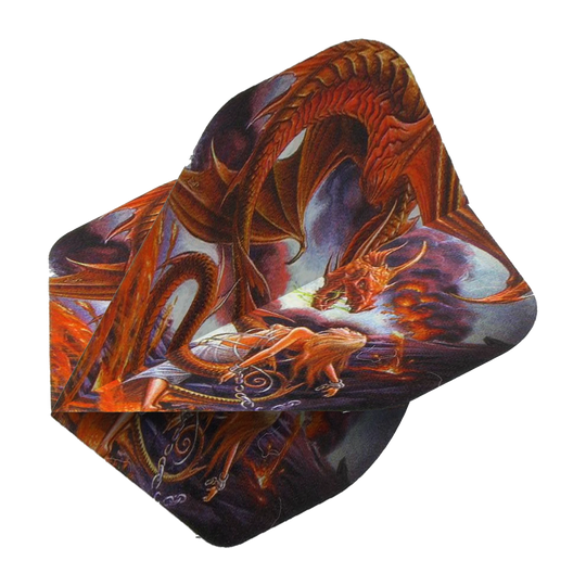 Alchemy Forge Of Vesuvius No2 Standard Flights Das Bild zeigt die Alchemy Forge Of Vesuvius No2 Standard Flights mit einem auffälligen Drachenmotiv. Die Flights sind farbenfroh gestaltet und ideal für Dartpfeile geeignet.