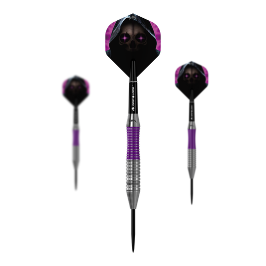 Lotki Mission Phantom Brass Steel – 22 g Das Bild zeigt drei Steeldarts des Produkts „Mission Phantom Brass Steeldarts - 22g“. Die Darts haben silberne und lila Griffe sowie Flights mit Totenkopf-Motiv und dunklem Hintergrund.