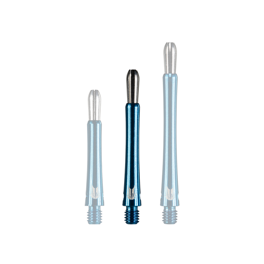Das Bild zeigt drei blaue Aluminium-Dartschäfte des Modells "Target Grip Style" in unterschiedlichen Längen. Die Schäfte haben silberne Spitzen oben und ein glänzendes Finish.