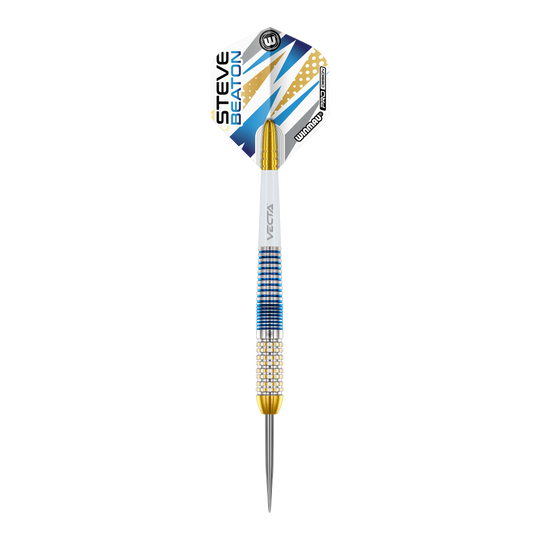 Das Bild zeigt einen Winmau Steve Beaton Legend Series Steeldart. Der Dart ist blau, gold und weiß gestaltet und hat den Namen "Steve Beaton" auf dem Flight.