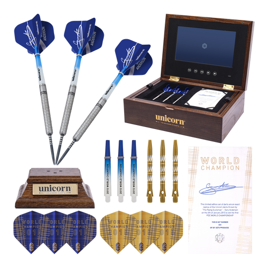 Das Bild zeigt das Unicorn Gary Anderson 10 Year Commemoration Limited Edition Set für Steeldarts mit 23g. Im Set sind drei Darts, Ersatzteile, ein Echtheitszertifikat und eine hochwertige Aufbewahrungsbox enthalten.