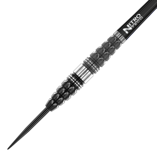 Das Bild zeigt einen Red Dragon Paradym Torpedo Steeldart. Der Dart hat ein schwarzes und silbernes, strukturiertes Barrel und eine Spitze aus Metall.
