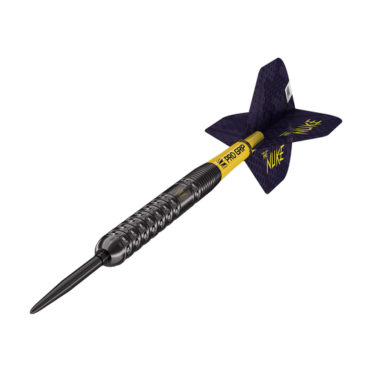 190229_Target_Luke_Littler_GEN1_Swiss_Point_Steeldarts_4 Auf dem Bild ist ein Steeldart mit einem schwarzen, geriffelten Schaft und einer gelben "Pro Grip"-Beschriftung zu sehen. Die Flügel sind dunkel und tragen die Aufschrift "THE NUKE".