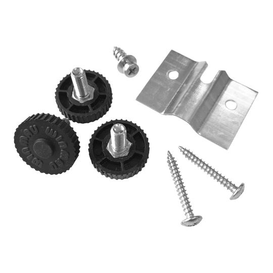 Uchwyt ścienny Winmau Rota-Lock Blade 6 Das Bild zeigt den Winmau Rota-Lock Blade 6 Wandhalterungssatz mit Schrauben, Metallhalterung und schwarzen Befestigungsrädern. Dieses Set wird zur sicheren Wandbefestigung eines Dartboards verwendet.