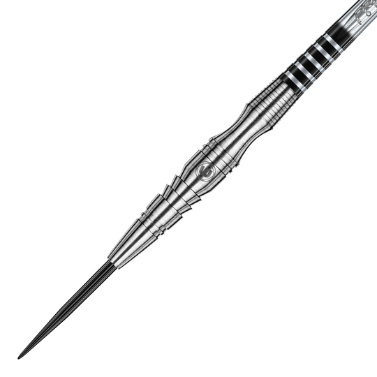 Das Bild zeigt einen Winmau Sniper V3 Steeldart. Der Dart ist silberfarben und hat ein auffälliges, strukturiertes Design am Barrel.