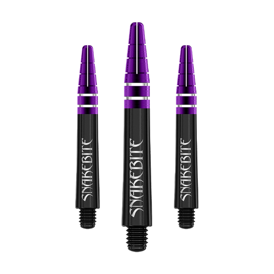 C697_Red_Dragon_Nitrotech_Peter_Wright_Black_Shafts_36mm_1 Das Bild zeigt drei schwarze Dartschäfte mit lilafarbenen und silbernen Akzenten. Auf den Schäften steht das Wort "Snakebite" in weißer Schrift.