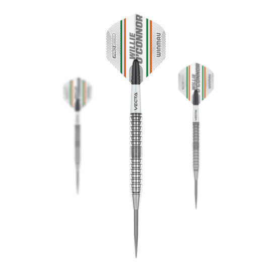 Lotki stalowe Winmau Willie O'Connor - 23g Das Bild zeigt drei Steeldarts des Modells "Winmau Willie O'Connor" mit 23g Gewicht. Die Flights sind mit dem Namen "Willie O'Connor" sowie farbigen Streifen versehen.