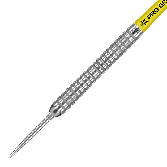 190060_Target_Bolide_04_Swiss_Point_Steeldarts_2 Das Bild zeigt einen Target Bolide 04 Swiss Point Steeldart. Der Dart ist silberfarben mit einem gelben Schaft und einem geriffelten Griffbereich.