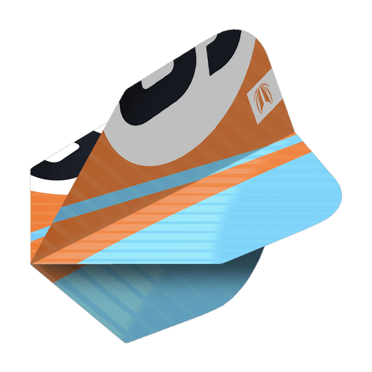 337214_Target_ProUltra_3Sets_Chicane_Orange_No6_Flights_2E4vcafhCWuJVw Das Bild zeigt ein Dart-Flight in Orange, Blau und Schwarz mit dem Produktnamen "Target Pro Ultra Chicane Orange No6". Das Flight hat ein modernes, grafisches Design und ist für präzises Dartspielen geeignet.