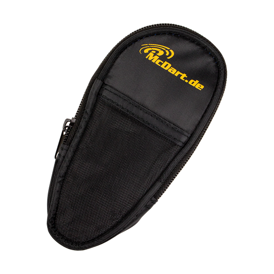 723_McDart_Slim_Case_Darttasche_Schwarz_1 Das Bild zeigt ein schwarzes, schlankes Dart-Etui mit dem Aufdruck "McDart.de" in Gelb. Das Etui hat einen Reißverschluss und bietet Platz zur Aufbewahrung von Darts.