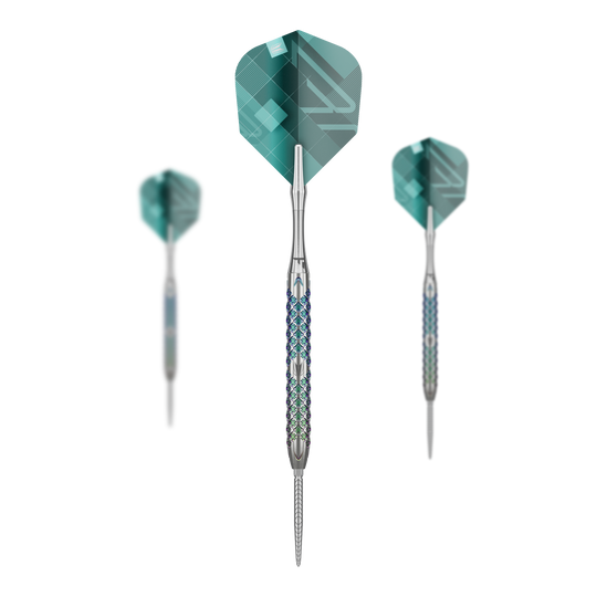 Stalowe lotki Target Rove 01 Swiss Point Das Bild zeigt drei Steeldarts des Modells "Target Rove 01 Swiss Point". Die Darts haben silberne Spitzen und einen gemusterten, blauen und silbernen Griff sowie grünliche Flights.