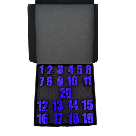 Pierścienie z numerami do tarczy do darta McDart / Pierścienie z numerami klasyczne Eine blaue Box ist auf dem Bild zu sehen. Das Produkt ist im klassischen Stil gestaltet.
