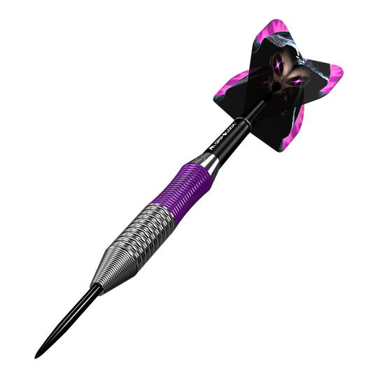 Lotki Mission Phantom Brass Steel – 22 g Dies ist ein Mission Phantom Brass Steeldart mit einem Gewicht von 22 Gramm. Der Dart hat ein metallisches Griffstück mit lila Akzenten und einen auffälligen Flight mit einem schwarzen und lila Design.