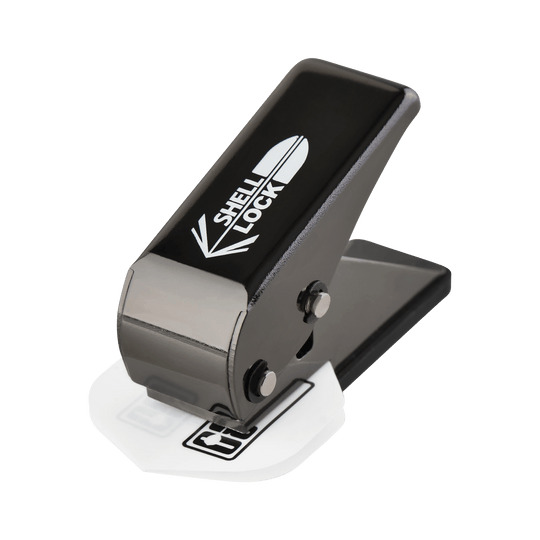 Dziurkacz typu L-Style One80 Shell Lock Punch Flight Punch Das Bild zeigt den "L-Style One80 Shell Lock Punch Flightlocher". Dieses Gerät wird verwendet, um Löcher in Dart-Flights zu stanzen.