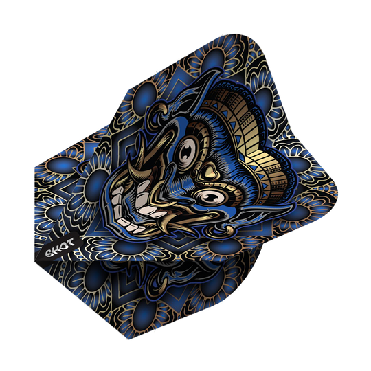 Das Bild zeigt ein Dartflight mit einem auffälligen Tribal-Design in Blau, Gold und Schwarz. In der Mitte ist ein stilisierter, maskenartiger Kopf mit vielen Details zu sehen.