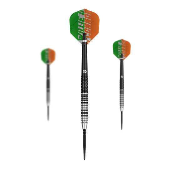 Mehrere Dartpfeile mit silbernen Spitzen sind zu sehen. Die Pfeile liegen parallel nebeneinander.