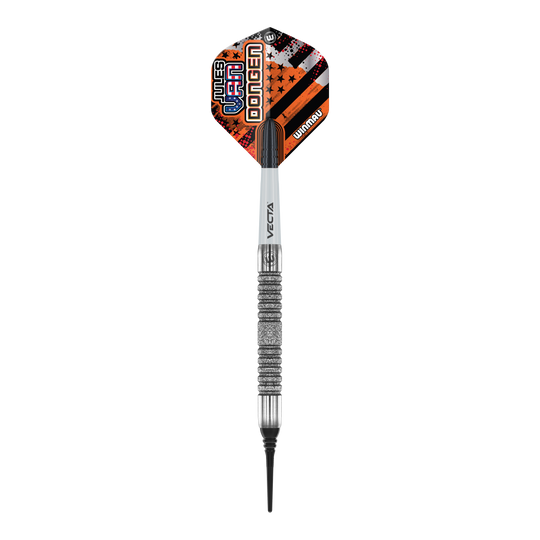 Miękkie rzutki Winmau Jules Van Dongen - 20g Das Bild zeigt einen Winmau Jules Van Dongen Softdart mit einem Gewicht von 20 Gramm. Der Dartpfeil hat ein auffälliges Flight-Design in Orange, Schwarz und Weiß mit dem Namen des Spielers darauf.