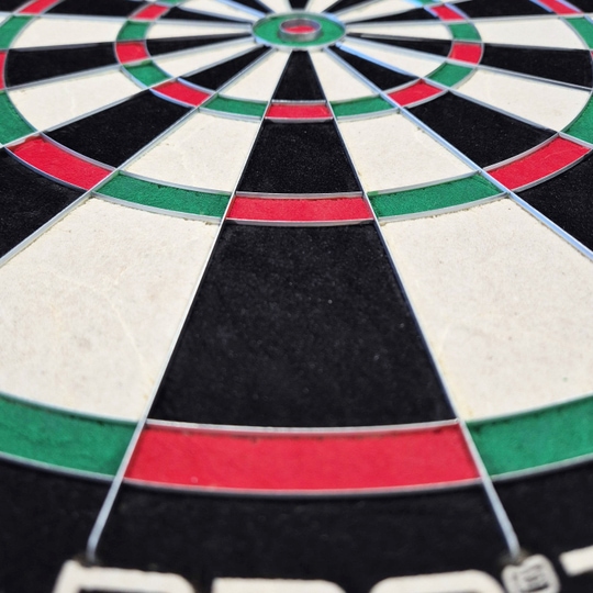 Tarcza do darta Harrows Quadro 240 ze stali Das Bild zeigt eine Nahaufnahme des Harrows Quadro 240 Steeldartboards. Die Farbfelder in Schwarz, Weiß, Rot und Grün sind deutlich zu erkennen.