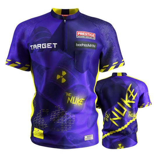 Koszulka do darta Target Coolplay Luke Littler 2025 Das Bild zeigt das Target Coolplay Luke Littler 2025 Dartshirt in Blau und Gelb mit auffälligem Design. Auf dem Shirt sind verschiedene Logos, der Schriftzug "THE NUKE" und mehrere Sponsoren zu sehen.